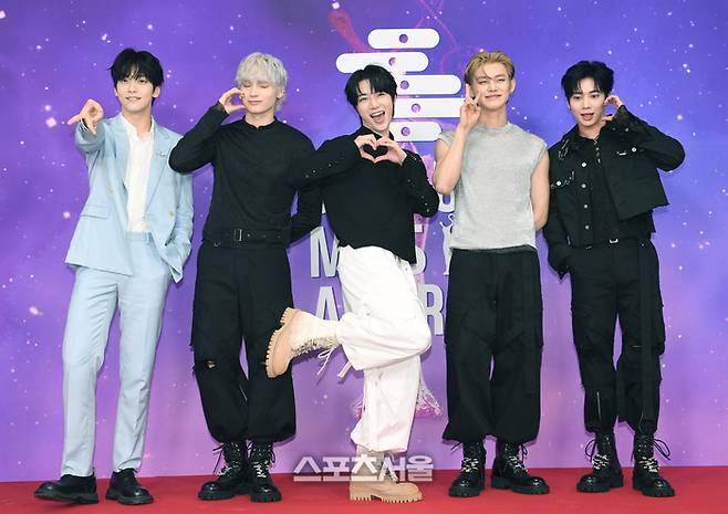 투모로우바이투게더(TOMORROW X TOGETHER)가 21일 오후 인천 중구 인스파이어 아레나에서 열린 제34회 ‘서울가요대상’ 레드카펫에서 취재진을 향해 포즈를 취하고 있다. 투모로우바이투게더는 서울가요대상에서 최고음원상·최고앨범상·본상을 수상하며 3관왕을 차지했다. 인천 | 박진업 기자 upandup@sportsseoul.com