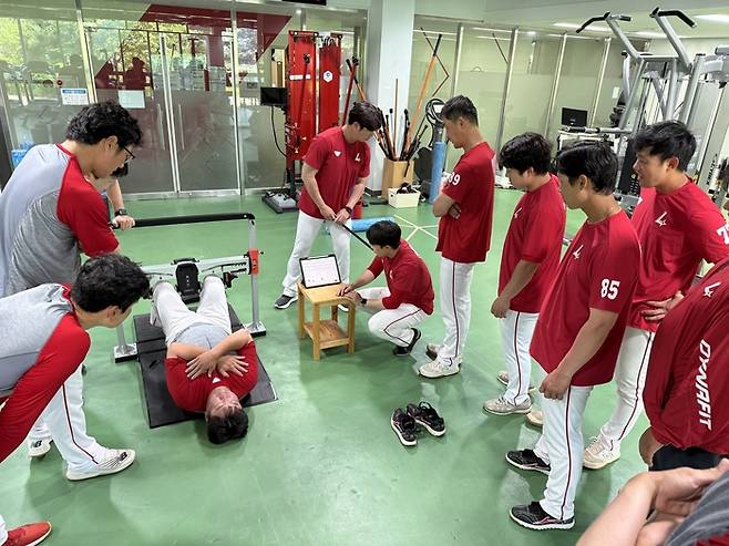 강화SSG퓨처스필드에서 2군 선수들의 신체 능력 데이터를 측정하고 있다. 사진 | SSG 랜더스