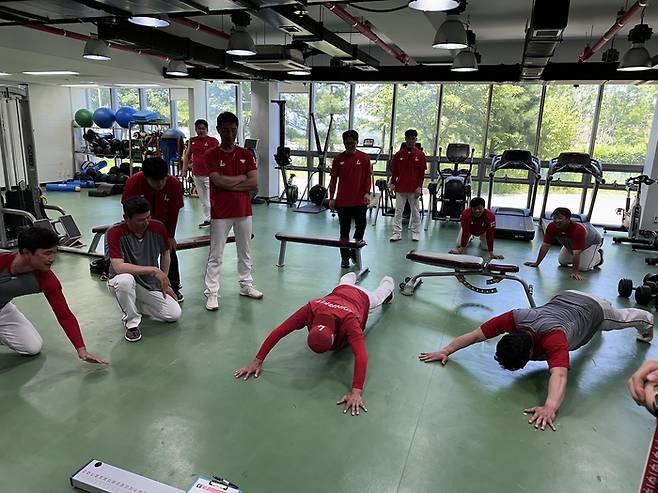 강화SSG퓨처스필드에서 2군 선수들의 신체 능력 데이터를 측정하고 있다. 사진 | SSG 랜더스