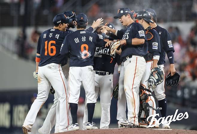 한화 선수들이 7일 광주-기아 챔피언스 필드에서 열린 2025 KBO리그 KIA전 승리 후 하이파이브를 하고 있다. 사진 | 한화 이글스