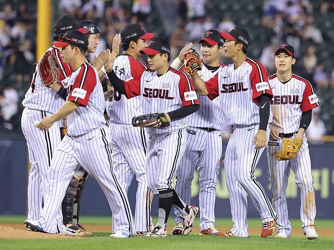 LG가 22일 서울 잠실구장에서 열린 2025 KBO리그 정규시즌 두산전 승리 후 하이파이브하고 있다. 사진 | 연합뉴스