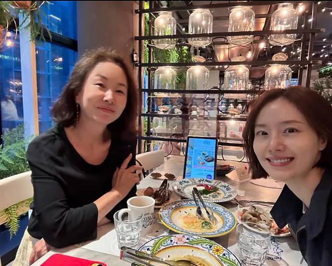 김미숙(왼쪽)과 문채원. 사진 | 문채원 SNS