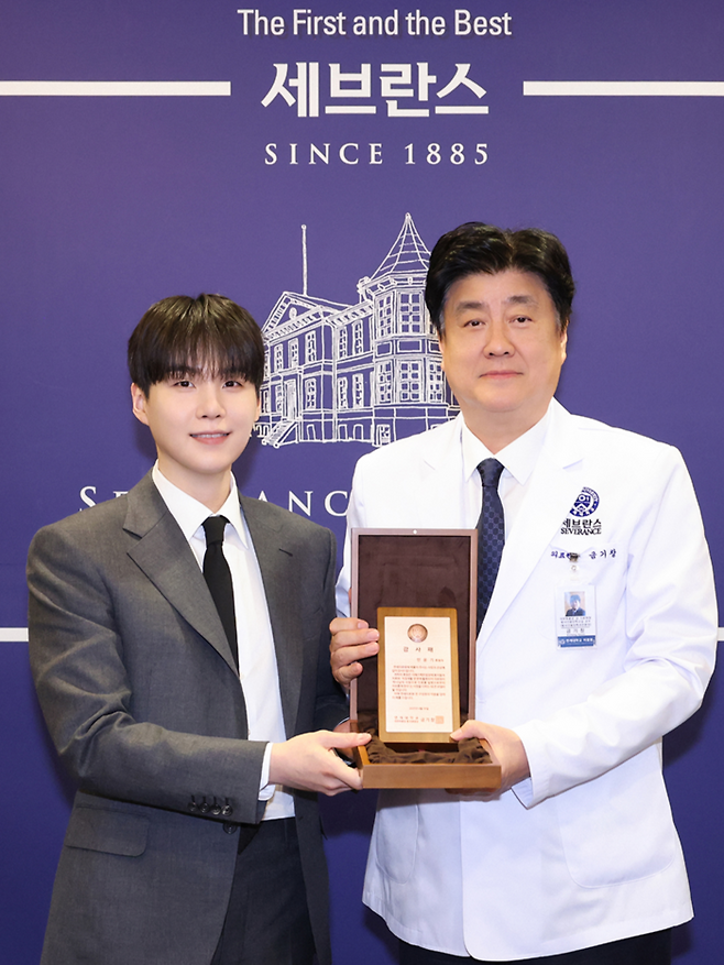 BTS 슈가, 세브란스에 50억 기부…자폐 치료 ‘민윤기 센터’ 건립. 슈가(왼쪽)와 금기창 연세의료원장이 기념 촬영하고 있다. 사진|연합뉴스