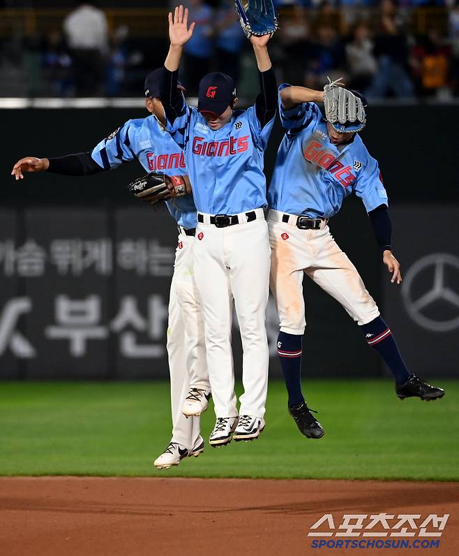 22일 부산 사직야구장에서 열린 삼성과 롯데의 경기, 롯데가 9대6으로 승리했다. 승리의 기쁨을 나누는 레이예스, 한승현, 김동혁의 모습. 부산=허상욱 기자wook@sportschosun.com/2025.06.22/