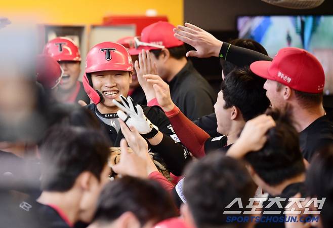 동료들의 축하를 받고 있는 김석환.