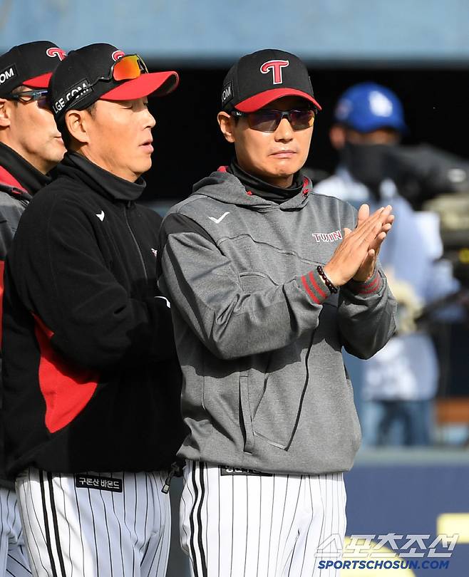 6일 잠실구장에서 열린 두산 베어스와 LG 트윈스의 경기. 승리한 LG 염경엽 감독이 기뻐하고 있다. 잠실=박재만 기자 pjm@sportschosun.com/2025.05.06/
