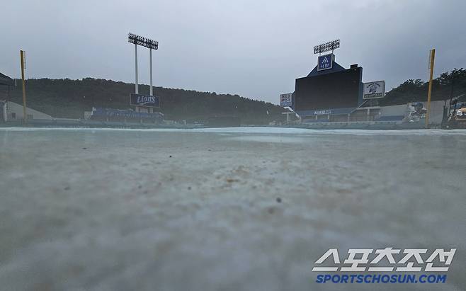 많은 비가 내리고 있는 라팍.
