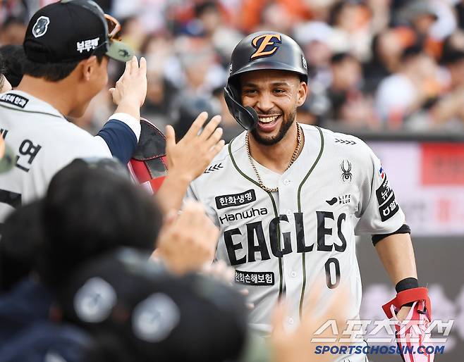 22일 대전 한화생명볼파크에서 열린 키움-한화전. 4회말 2사 1, 2루 노시환의 안타 때 득점한 리베라토가 환영받고 있다. 대전=정재근 기자 cjg@sportschosun.com/2025.6.22/