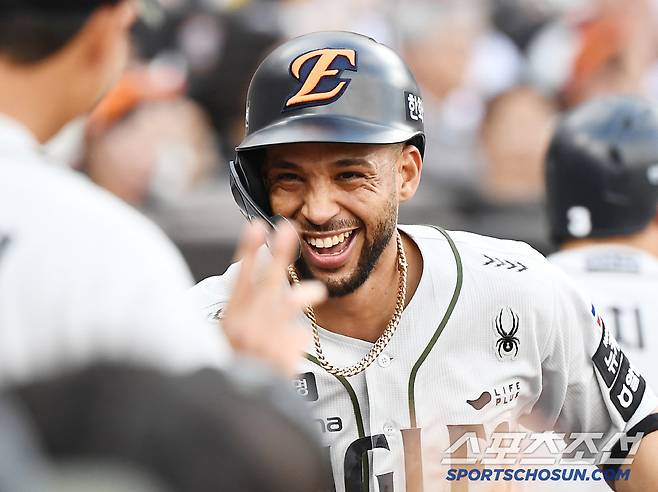 22일 대전 한화생명볼파크에서 열린 키움-한화전. 4회말 2사 1, 2루 노시환의 안타 때 득점한 리베라토가 환영받고 있다. 대전=정재근 기자 cjg@sportschosun.com/2025.6.22/