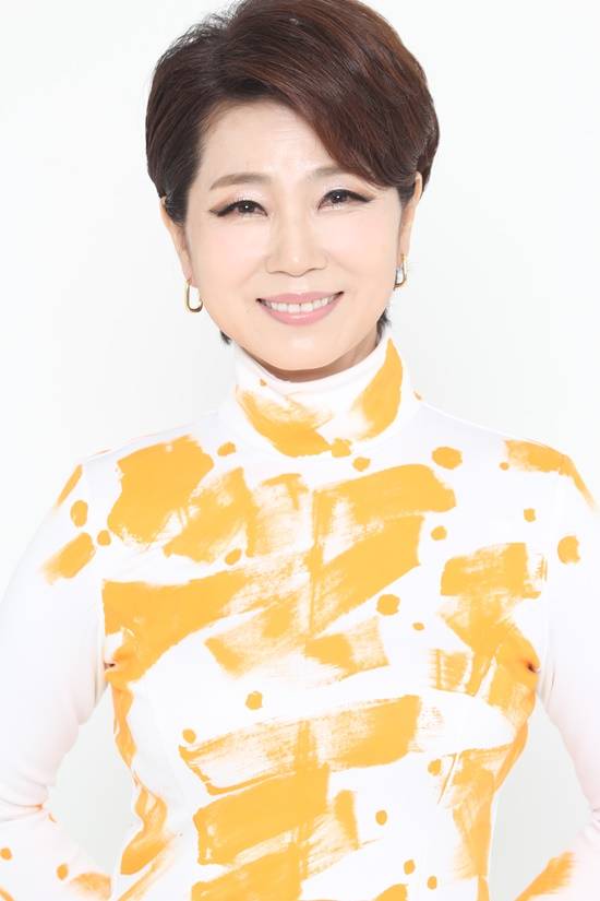 문희옥은 오리지널 '평행선' 편곡자인 송태호와 손잡고 좀더 강렬한 이미지 변화를 시도한다. 최근 새로운 소속사에 둥지를 틀고 본격 활동에 나선다. /빅스토리엔터테인먼트