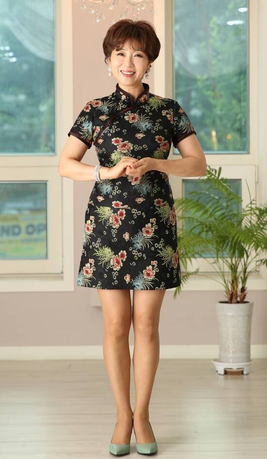 '평행선' 셀프 리메이크에 나선 문희옥은 "정통트로트만 고수할 땐 몰랐지만 결국 이 노래가 저를 무대로 불러냈고, 지금 또다른 변신을 위한 용기를 줬다"고 말했다. /빅스토리엔터테인먼트