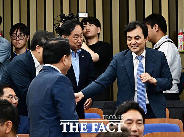 국방부 장관 후보자로 지명된 안규백 더불어민주당 의원이 24일 오후 서울 여의도 국회에서 열린 의원총회에 참석해 동료 의원들의 축하를 받고 있다. /국회=배정한 기자