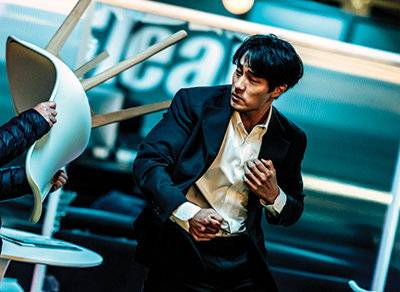 넷플릭스 시리즈 ‘광장’을 통해 13년 만에 누아르로 돌아온 소지섭. 친동생의 죽음을 파헤치기 위해 폭력 조직에 다시 합류한 기준 역할을 맡았다.