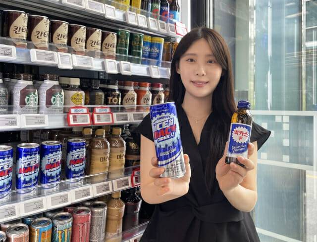 모델이 GS25x동아제약이 차별화 상품으로 선보인 '얼박사'를 들고 포즈를 취하고 있다. (제공=GS리테일)