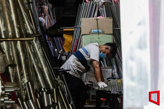 서울 영등포구 문래동 철강거리에서 한 노동자가 잠시 휴식하고 있다. 강진형 기자