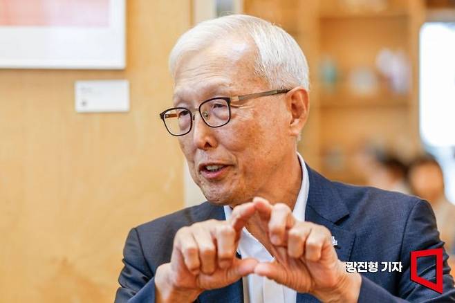 신각수 전 주일대사가 16일 서울 종로구 카페느티에서 인터뷰 하고 있다. 강진형 기자