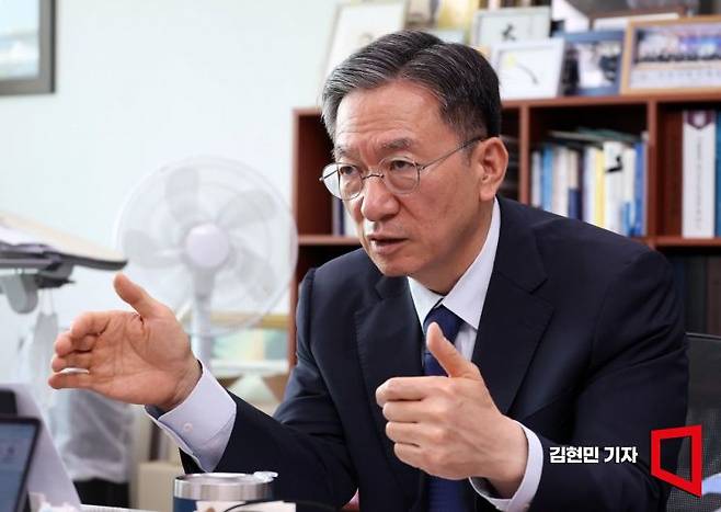 이재명 대통령은 사석에서 정 의원을 형이라고 부른다. 김현민 기자