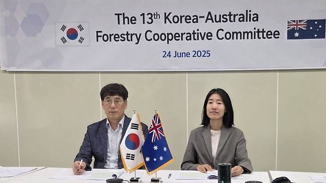 남송희 국제산림협력관(왼쪽)이 24일 호주 농림수산부 사라-제인 맥코맥(Sarah-Jane McCormack) 임수산농축의약품국장과 영상회의에서 양국의 산림정책과 주요 협력사항을 논의하고 있다. 산림청 제공