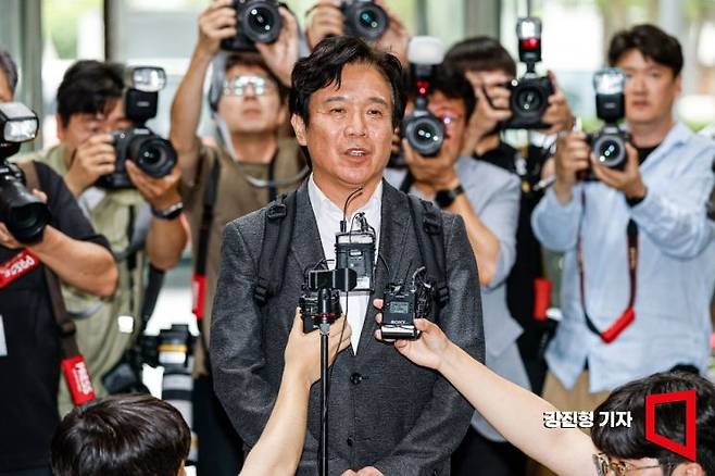 김영훈 고용노동부 장관 후보자가 24일 서울 중구 서울지방고용노동청에 마련된 인사청문 준비 사무실에 들어서며 취재진 질문에 답하고 있다.