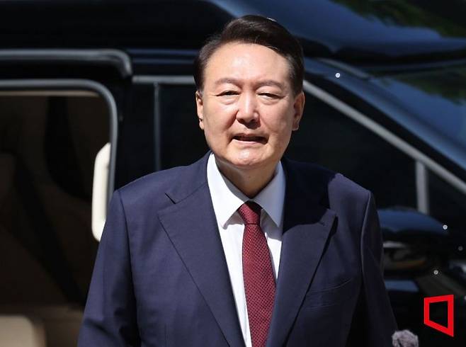 윤석열 전 대통령이 23일 서울 서초구 서울중앙지방법원에서 열린 내란 우두머리 혐의·직권남용 권리행사 방해 혐의 사건 8차 공판에 출석하고 있다. 2025.6.23 사진공동취재단