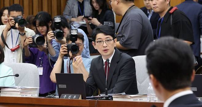 주진우 국민의힘 의원이 24일 서울 여의도 국회에서 열린 인사청문회에서 김민석 국무총리 후보자에게 질의하고 있다. 연합뉴스