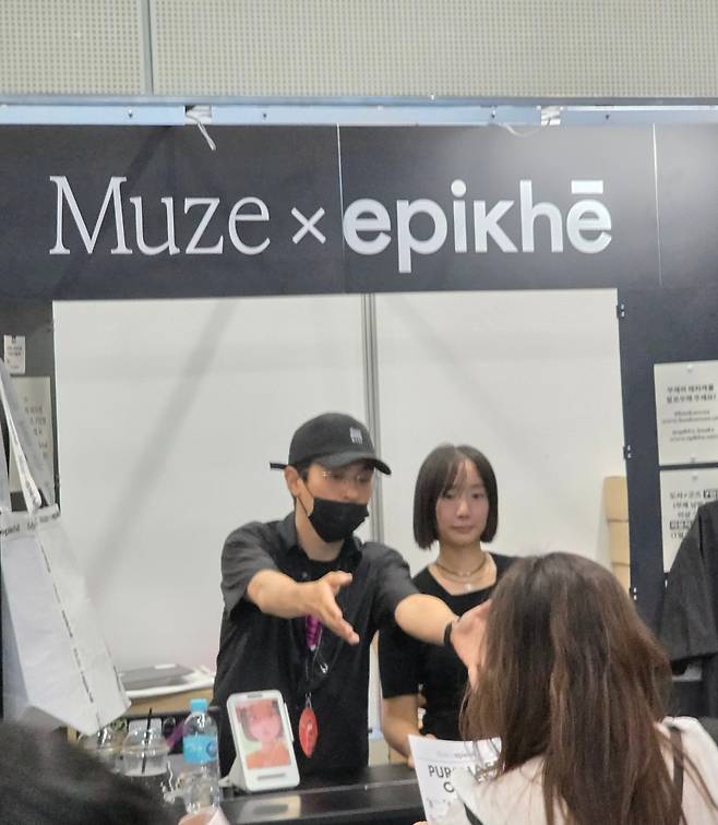 서울국제도서전 개막일인 지난 18일, 자신이 대표로 있는 무제 부스에서 책을 판매중인 배우 박정민./곽아람 기자