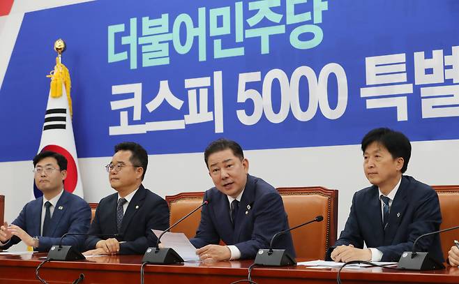 더불어민주당 김병기 당대표 직무대행 겸 원내대표가 23일 서울 여의도 국회에서 열린 코스피 5000 특별위원회 출범식에 참석, 모두발언을 하고 있다. /남강호 기자