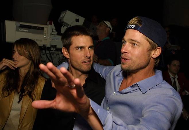 2001년 자선 행사에서 만난 톰 크루즈(왼쪽)와 브래드피트./ 엑스(x)