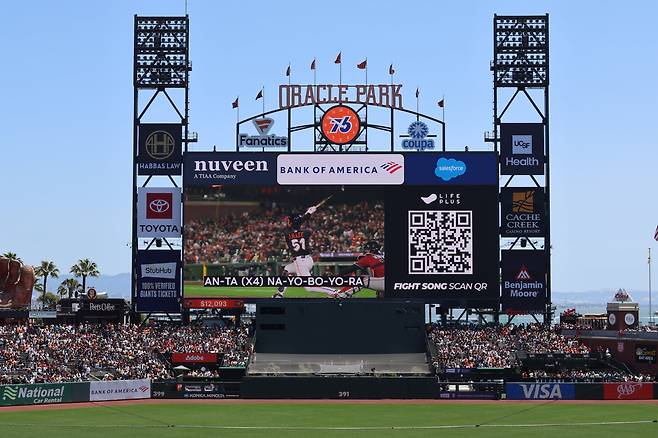 샌프란시스코 자이언츠 홈구장인 오라클파크에 리마스터링한 이정후 응원가 가사가 송출되면서 관객들이 함께 싱어롱(sing along)타임을 가졌다./한화생명