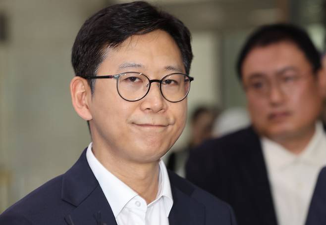 배경훈 과학기술정보통신부 장관 후보자가 24일 서울 종로구 광화문우체국에 마련된 인사청문회 준비 사무실로 출근하며 취재진의 질문에 답하고 있다./연합뉴스