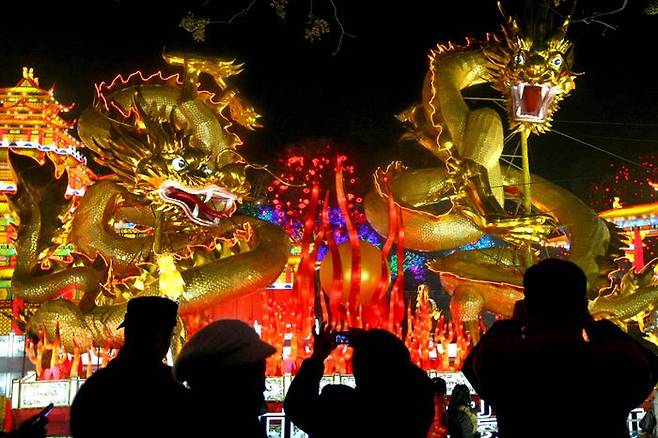 중국 남서부 쓰촨성에서 열린 축제를 관람하는 사람들(자료사진) ⓒAP/뉴시스