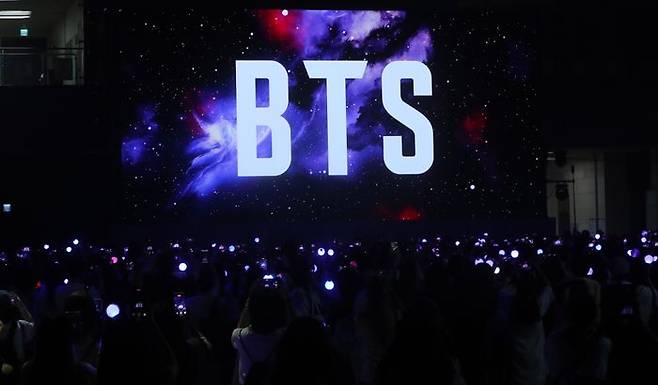 지난 13일 경기 고양시 일산서구 킨텍스에서 열린 방탄소년단 데뷔 12주년 기념 축제 '2025 BTS 페스타(2025 BTS FESTA)'를 찾은 팬들이 행사를 즐기고 있다. ⓒ뉴시스