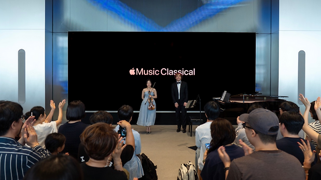 애플은 지난 23일 애플 명동에서 세계적인 바이올리니스트 김봄소리와 함께하는 투데이 앳 애플 세션 ‘퍼포먼스: 김봄소리’를 개최했다.ⓒ애플
