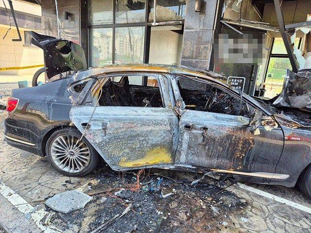 미용실로 돌진한 승용차.ⓒ충남 당진소방서 제공