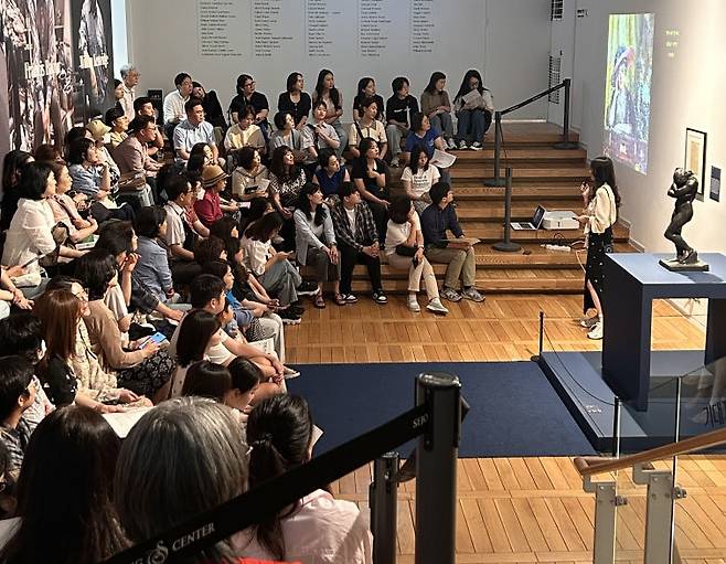 ‘모네에서 앤디 워홀까지’전 로댕존에서 진행되고 있는 강의형 도슨트. 가우디움어소시에이츠 제공