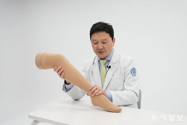 24년간 하지정맥류 치료를 해온 연세흉부외과의원 정원석 원장이 일반 압박스타킹이 아닌 의료용 압박스타킹의 중요성에 대해 이야기 하고 있다. 이진한 기자 likeday@donga.com