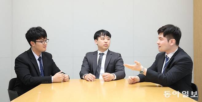 22일 서울 종로구 동아미디어센터에서 주요 수련병원 전공의(인턴, 레지던트) 대표 3명이 병원 복귀 등과 관련해서 의견을 나누고 있다. 송은석 기자 silverstone@donga.com