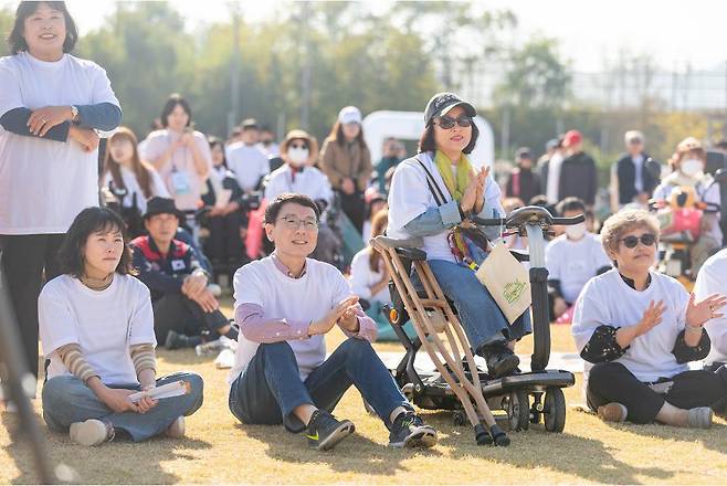 지난해 11월 경기 시흥시 갯골생태공원에서 ‘장애인 기회소득, 360도 어디나 돌봄 행사’에[서 김성중 행정1부지사가 참가자들과 함께 축하공연을 보고 있다. 경기도 제공