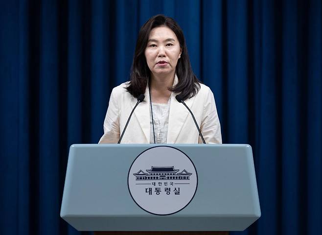 강유정 대통령실 대변인이 24일 서울 용산구 대통령실 청사에서 이재명 대통령 주재 국무회의 결과 관련 브리핑을 하고 있다. 2025.6.24/뉴스1