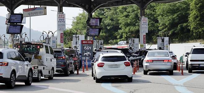 15일 서울 서초구 만남의광장 셀프주유소에서 시민들이 주유를 하기 위해 줄을 서고 있다.  2025.06.15. [서울=뉴시스]