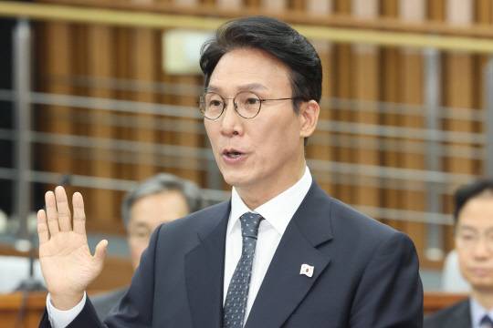 김민석 국무총리 후보자가 24일 국회에서 열린 인사청문회에서 선서하고 있다. [연합뉴스]