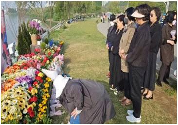 지난 2024년 4월 25일 서울 반포 한강공원에서 열린 '한강 의대생 사망사건'의 고 손정민 씨를 기리는 3주기 추모식에서 시민들이 묵념하고 있다. [유족 제공]
