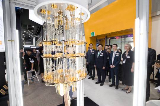 24일 '퀀텀 코리아 2025' 행사에 마련된 한국표준과학연구원 전시관의 양자컴퓨터 실물 모습. 과기정통부 제공