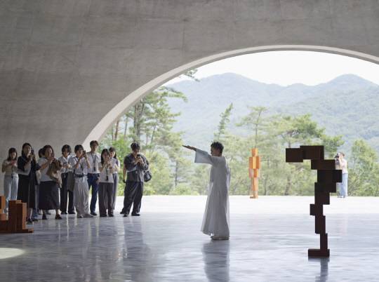 전위무용가 홍신자가 19일 강원 원주시 뮤지엄 산의 상설관 그라운드에서 관객 참여를 이끌어내는 퍼포먼스를 하고 있다. 뮤지엄산 제공