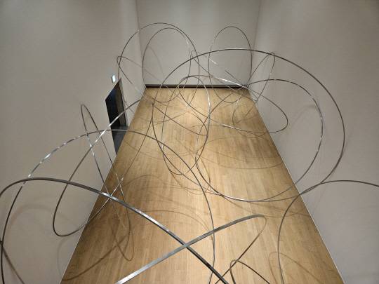 뮤징지엄 산에 전시된 안토니 곰리의 '올빗 필드II'. 김나인 기자