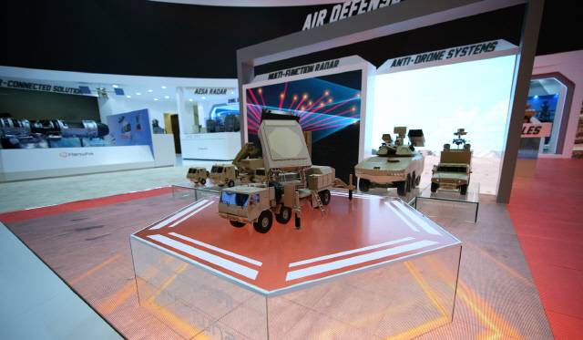 한화시스템이 작년 2월 사우디아라비아에서 열린 WDS 2024에 참가해 천궁-II 다기능레이다의 수출형 모델(사진 중앙)을 선보였다. 한화시스템 제공