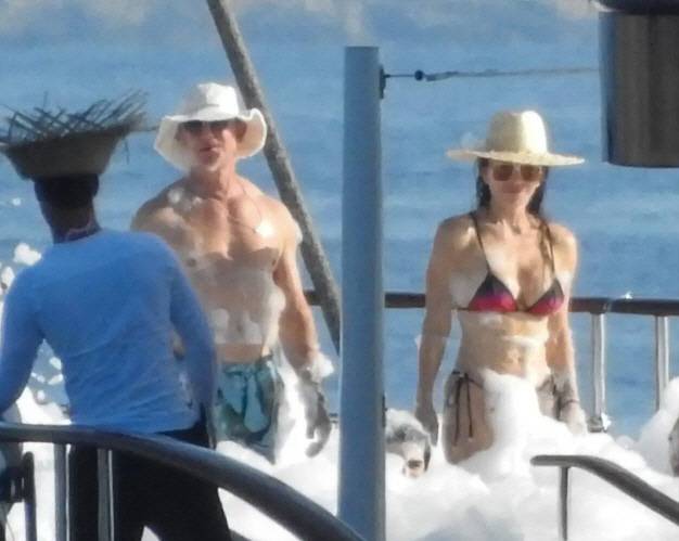 아마존 창업자 제프 베이조스가 결혼식을 앞두고 그의 약혼자 로렌 산체스와 자신의 슈퍼요트 위에서 거품 파티를 즐기며 즐거운 시간을 보내고 있다. [뉴욕 포스트 캡처]