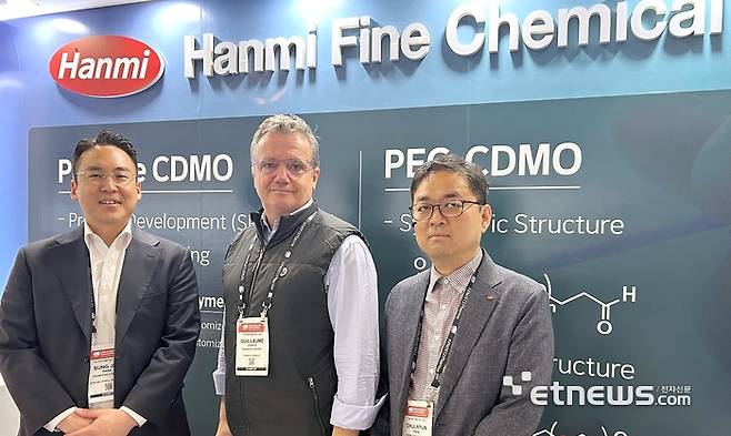 18일, 미국 보스턴에서 개최된 BIO International Convention 2025(BIO USA)에서 한미정밀화학과 에드젠바이오텍이 Mpox 백신 공동 개발을 위한 미팅을 진행했다. (왼쪽부터 한미정밀화학 사업개발팀 박성준 팀장, 에드젠바이오텍 기욤 르루아 CEO, 한미정밀화학 사업본부 박철현 상무)