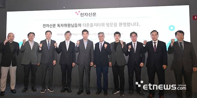 전자신문 2025년 제2차 독자위원회가 19일 서울 중구 더존을지타워에서 열렸다. 참석자들이 기념촬영 하고 있다. 왼쪽부터 최희재 전자신문 편집전문위원, 김승규 전자신문 편집국장, 손승현 한국정보통신기술협회장, 김경환 서울대병원 교수, 이재현 서울대 언론정보학과 교수, 안완기 법무법인 율촌 미국변호사 겸 고문(전 한국생산성본부 회장), 민명기 로앤굿 대표, 박재영 한국전자정보통신산업진흥회 부회장, 이강수 전자신문 부회장, 심규호 전자신문 편집인. 박지호기자 jihopress@etnews.com
