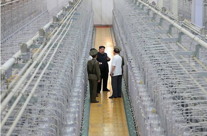 김정은 북한 국무위원장이 핵물질 생산기지를 살피고 있다. 노동신문/뉴스1